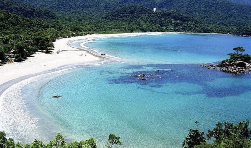 A linda Baía de Castelhanos, Ilhabela, vai sobreviver? Imagem, https://www.feriasbrasil.com.br/.