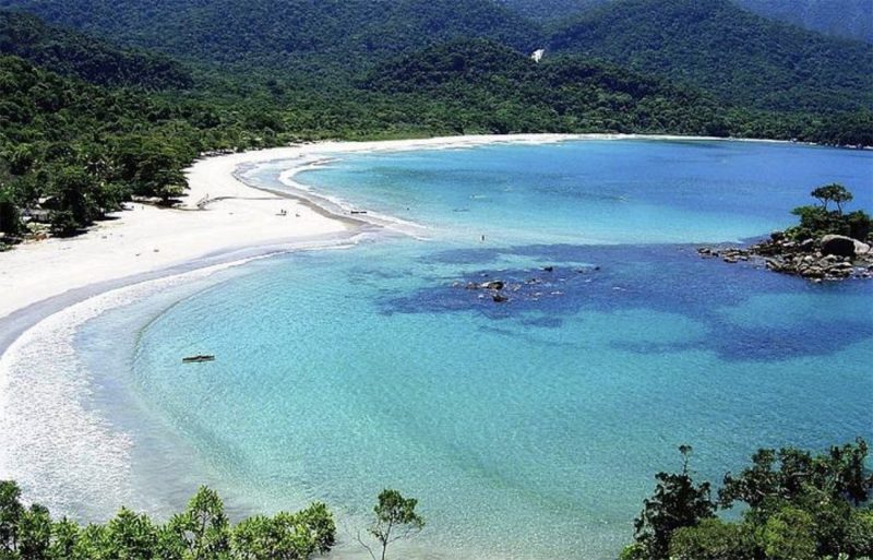 A linda Baía de Castelhanos, Ilhabela, vai sobreviver? Imagem, https://www.feriasbrasil.com.br/.