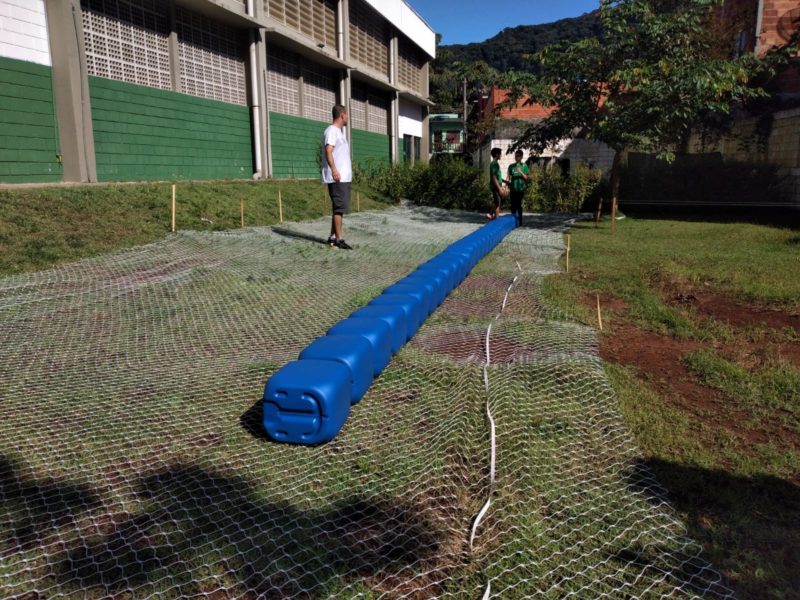 Construção de ecobarreira no Rio Sahy