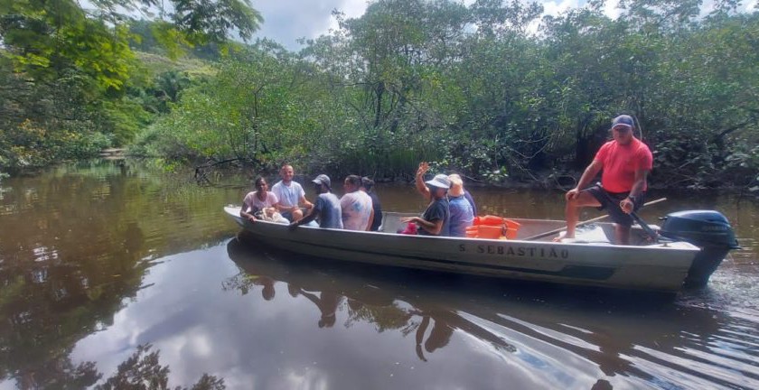 Integração ICC, Amovila e CRAS - Passeio de barco mostra as belezas da APA Baleia Sahy a famílias vulneráveis