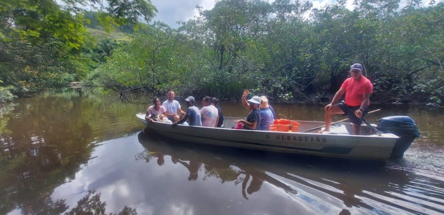 Integração ICC, Amovila e CRAS - Passeio de barco mostra as belezas da APA Baleia Sahy a famílias vulneráveis