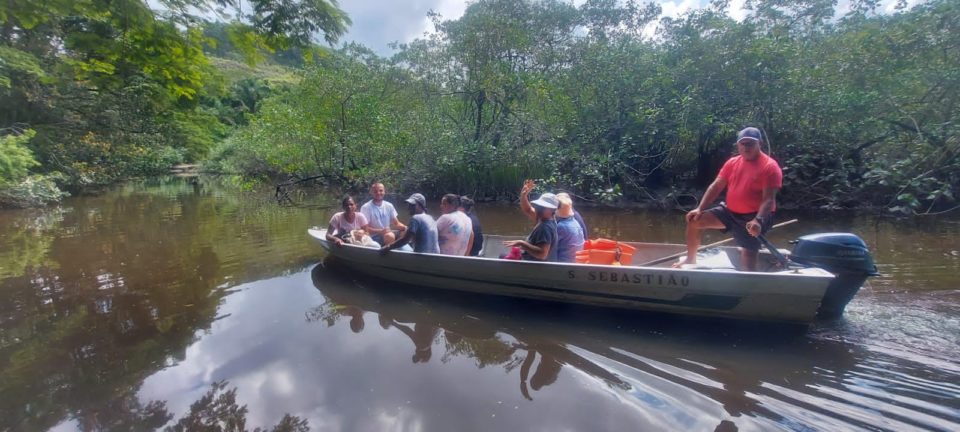 Integração ICC, Amovila e CRAS - Passeio de barco mostra as belezas da APA Baleia Sahy a famílias vulneráveis